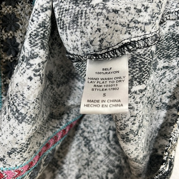 Savanna Jane Black White Floral Bell Embroidered Blouse Women Size S BLEMISH - Picture 4 of 6